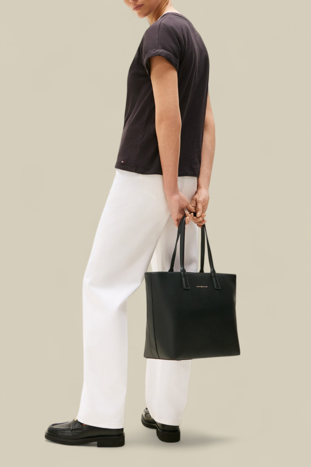 תמונת כל הלוק של תיק כתף